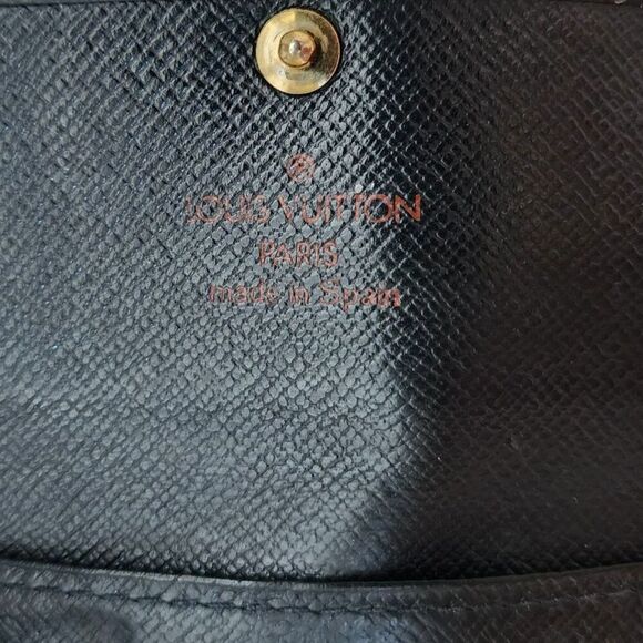 Louis Vuitton LV Black Epi Keyholder - Picture 4 of 10